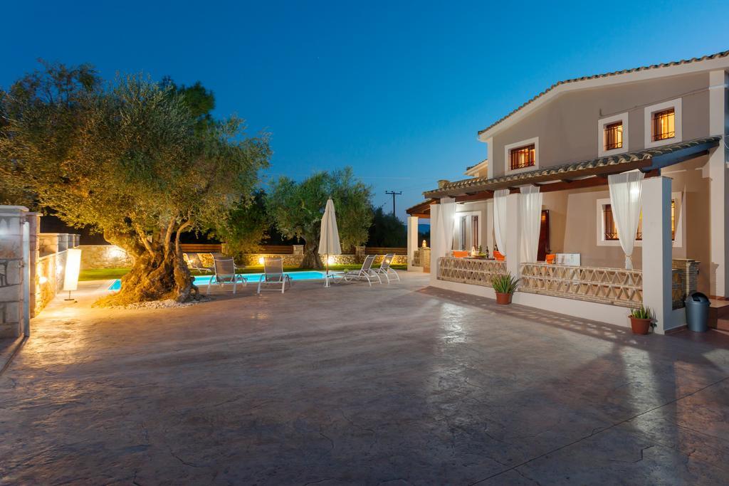 Evalexia Villa - Luxury Villa With Private Pool Near Laganas Perfect For Groups By Villa Mana Gers Kalamákion Exteriör bild